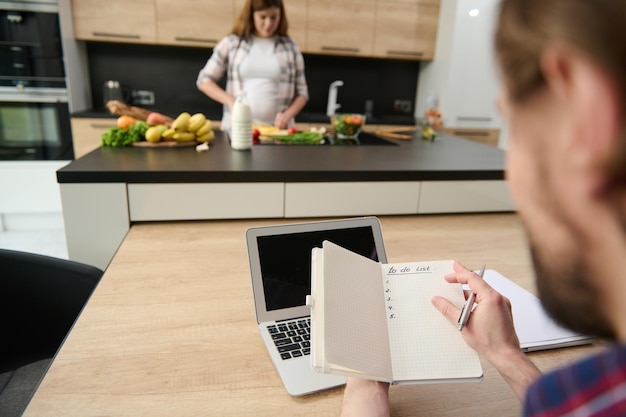 Kontakt: kuchnia i telefon